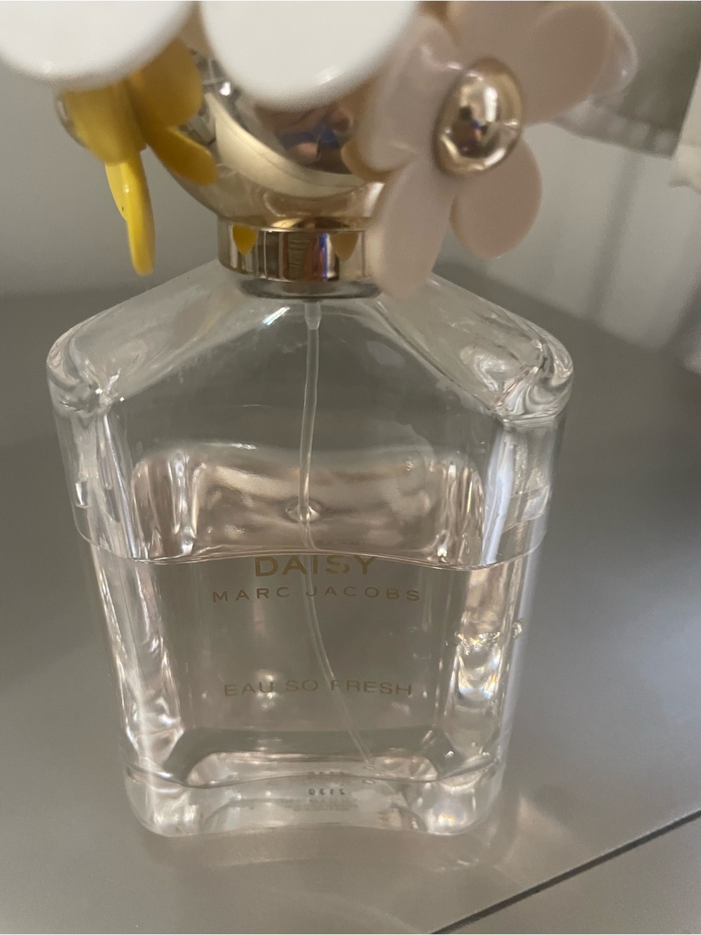 Marc Jacobs Daisy Floral-Top. Daisy perfume. Almost half full. - Picture 5 of 7